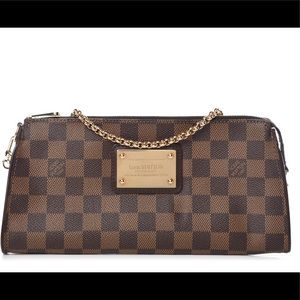 LOUIS VUITTON
Damier Ebene Sophie Clutch